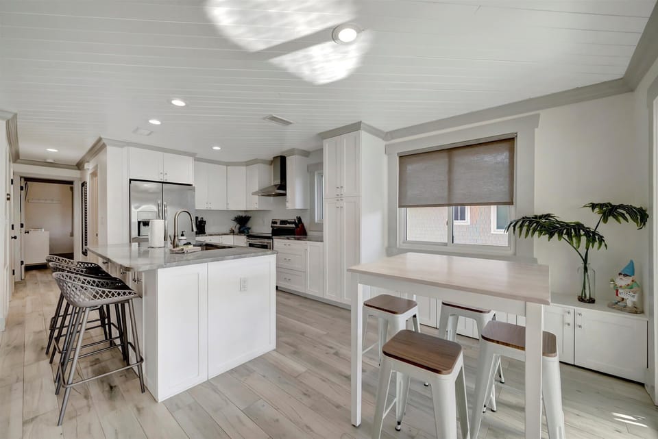 Premier Condo, 2 Bedrooms, Beachside | Private kitchen