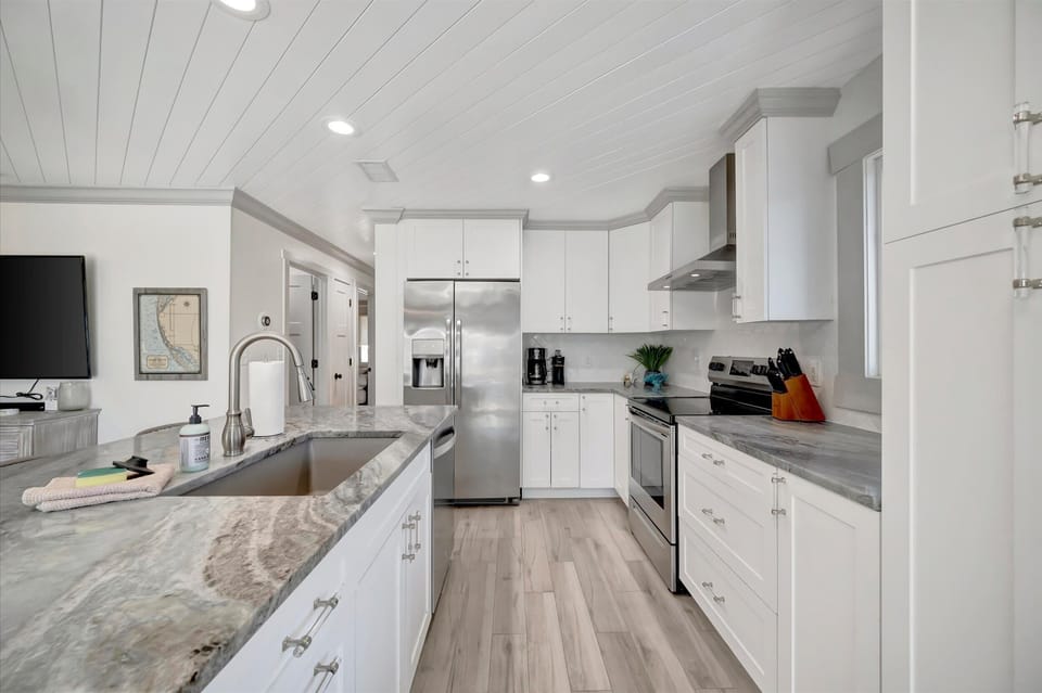 Premier Condo, 2 Bedrooms, Beachside | Private kitchen