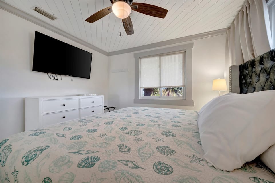 Premier Condo, 2 Bedrooms, Beachside | Iron/ironing board, WiFi (free)