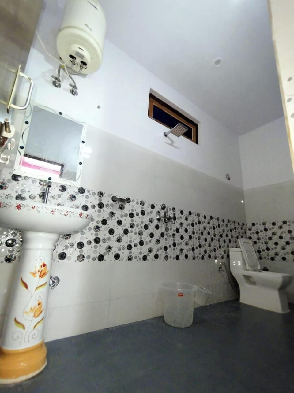 Deluxe Room | Bathroom | Free toiletries, towels, soap, shampoo