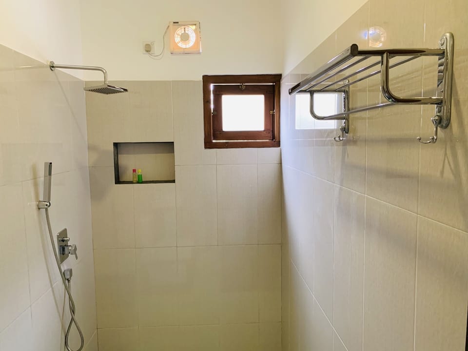 Superior Room | Bathroom | Shower, hair dryer, bidet, towels