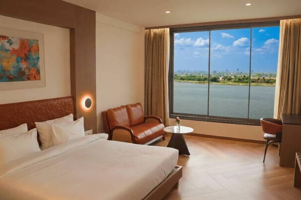 Superior Double Room, River View | Soundproofing, iron/ironing board, free WiFi