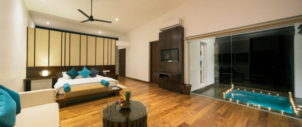 In-room safe, desk, laptop workspace, soundproofing