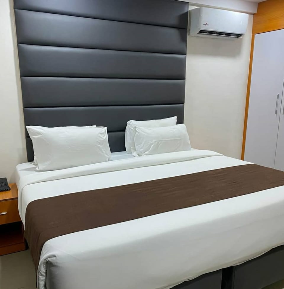 Standard Room | In-room safe, desk, laptop workspace, blackout drapes