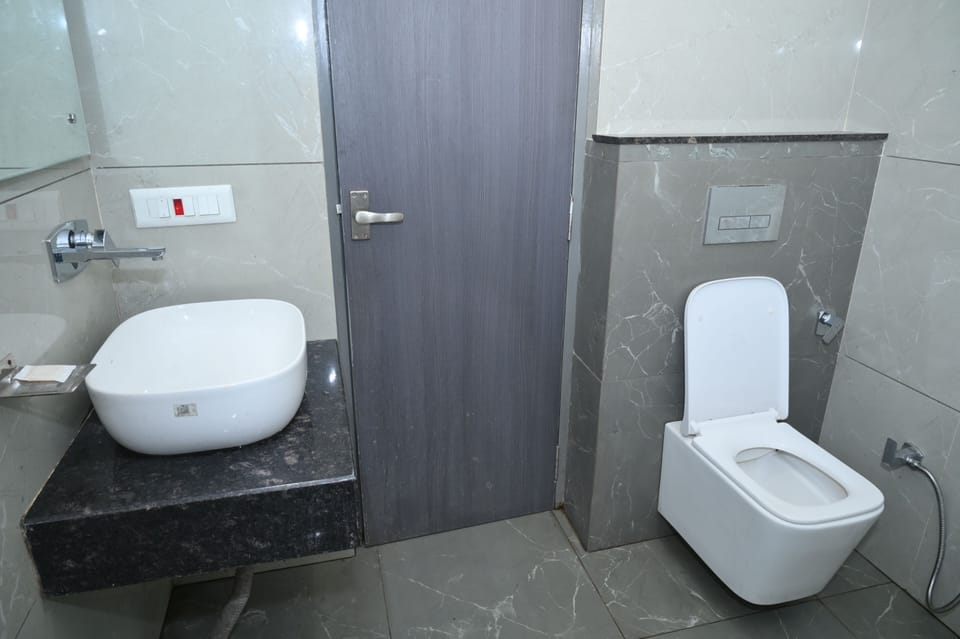 Superior Room | Bathroom | Shower, rainfall showerhead, designer toiletries, towels