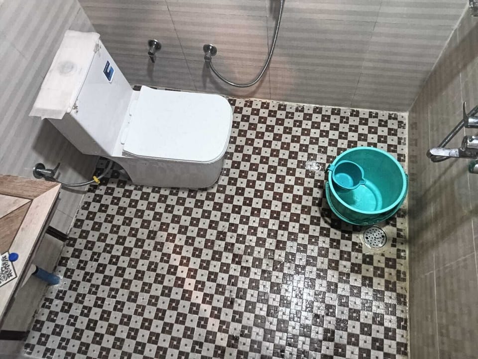 Family Cottage | Bathroom | Shower, soap, shampoo