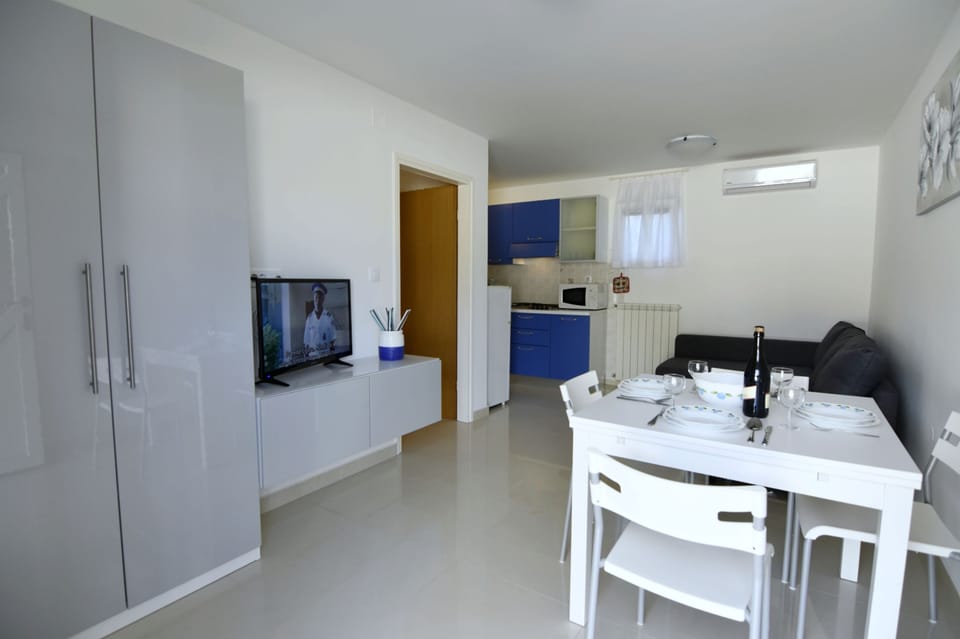 Apartment, 1 Bedroom, Patio, Garden View | Living room