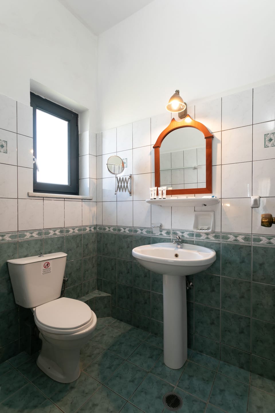 Double Room | Bathroom | Free toiletries, hair dryer