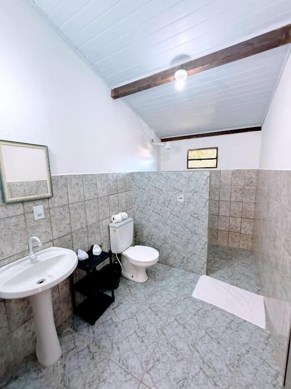 Basic Suite | Bathroom