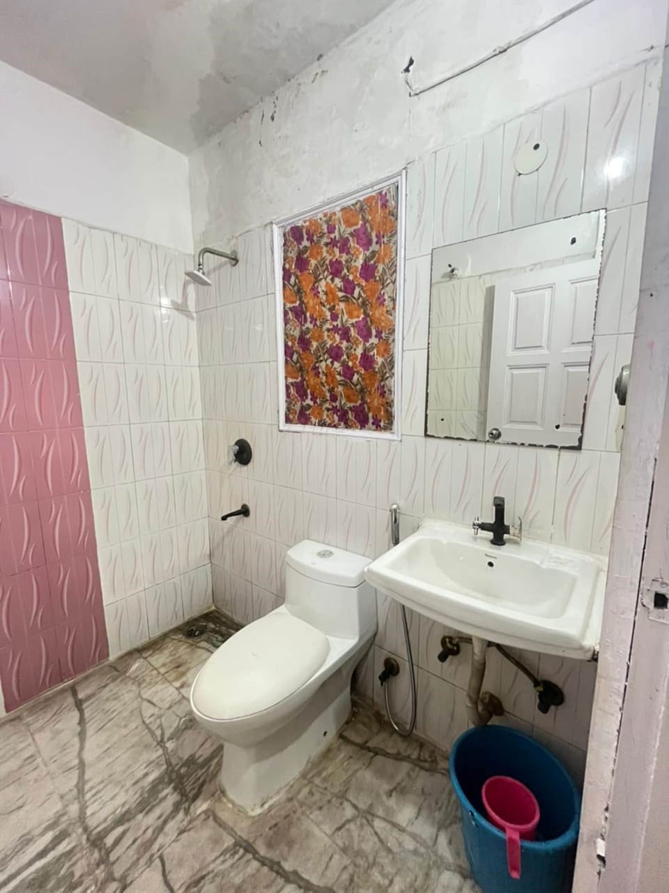 Deluxe Double Room, Balcony | Bathroom | Shower, towels, soap, toilet paper