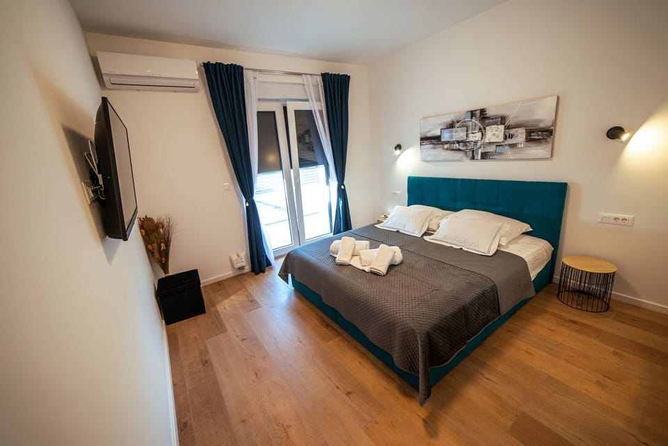 3 bedrooms, bed sheets