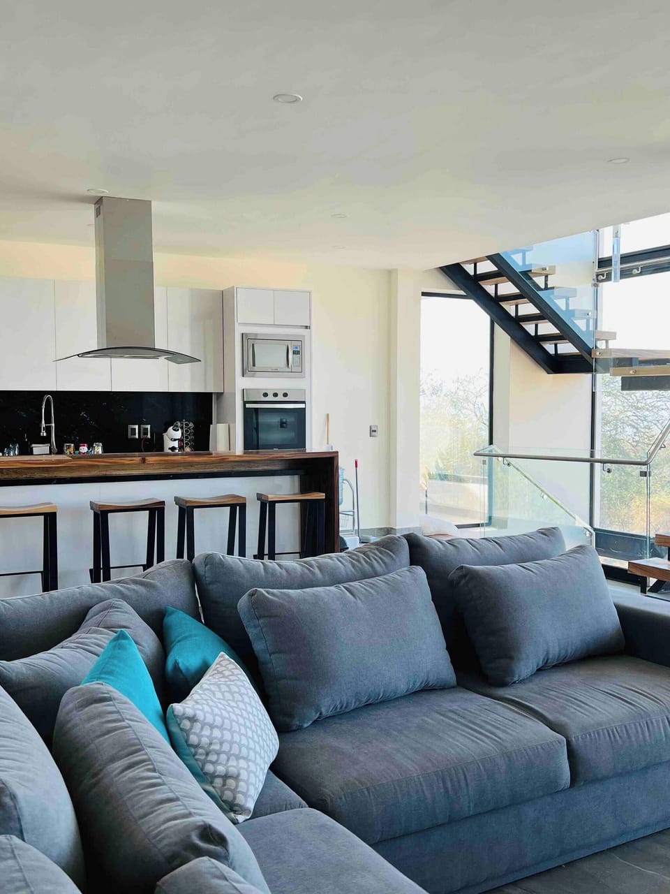 House, 4 Bedrooms, Private Pool, Lake View | Living room | Books