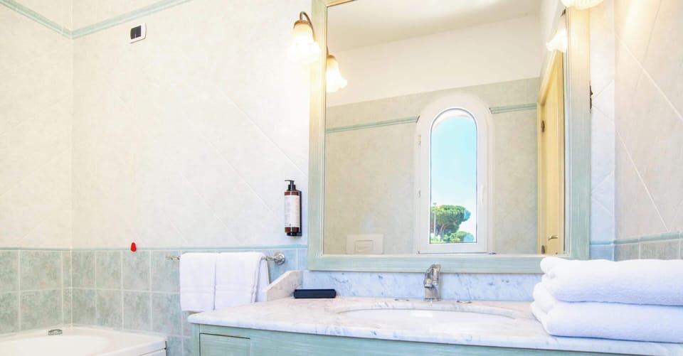 Standard Triple Room | Bathroom