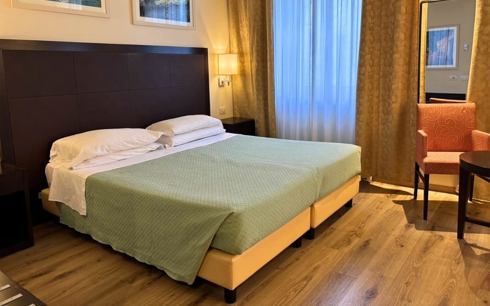 Comfort Double Room Single Use | In-room safe, cribs/infant beds, free WiFi, bed sheets