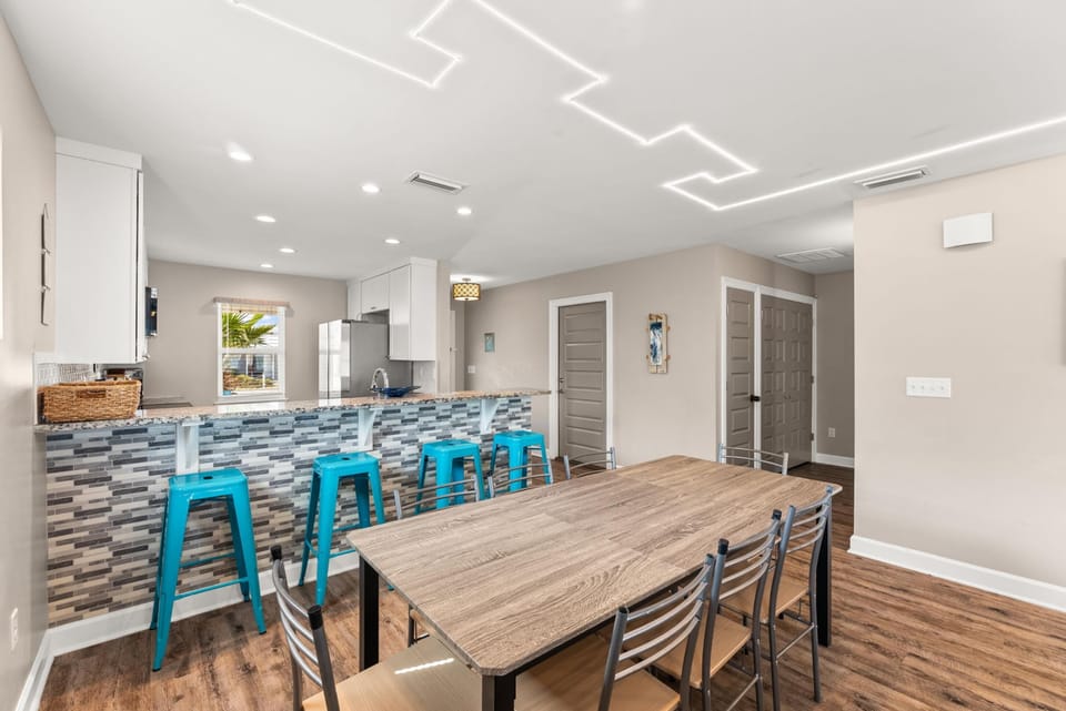 House, Pets Allowed | In-room dining