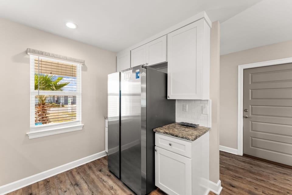 House, Pets Allowed | Private kitchen | Full-size fridge, microwave, oven, stovetop