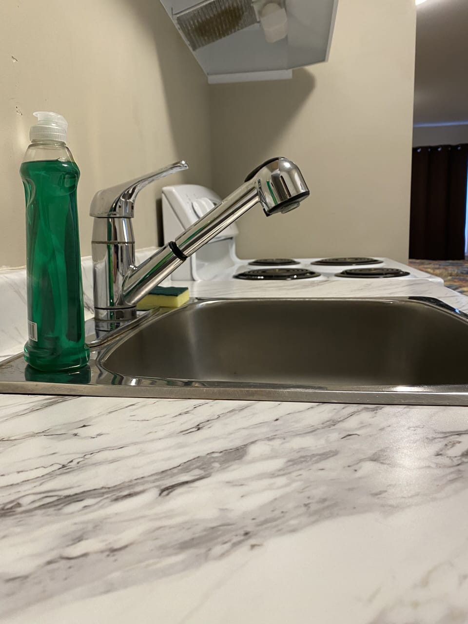 Deluxe Double Room, Kitchen | Private kitchen | Coffee/tea maker, fridge, microwave, oven
