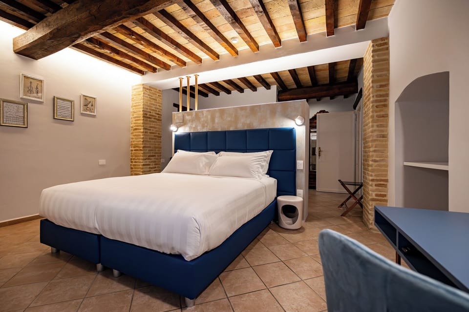 Comfort Room | In-room safe, desk, free WiFi, bed sheets