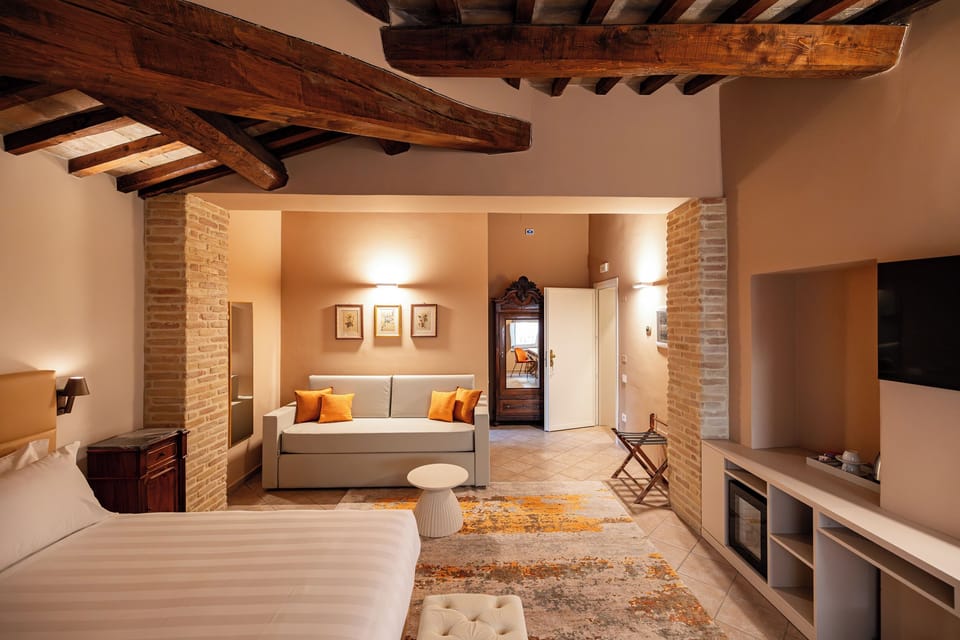 Deluxe Room | In-room safe, desk, free WiFi, bed sheets