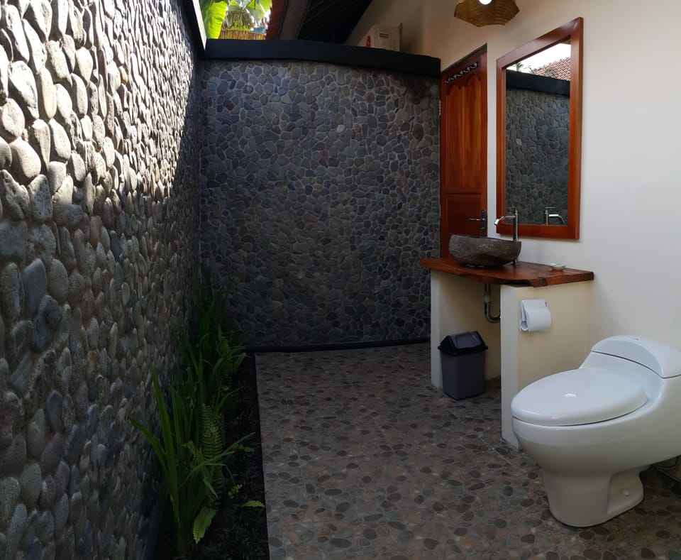 Standard Room | Bathroom | Shower, free toiletries, bidet, towels