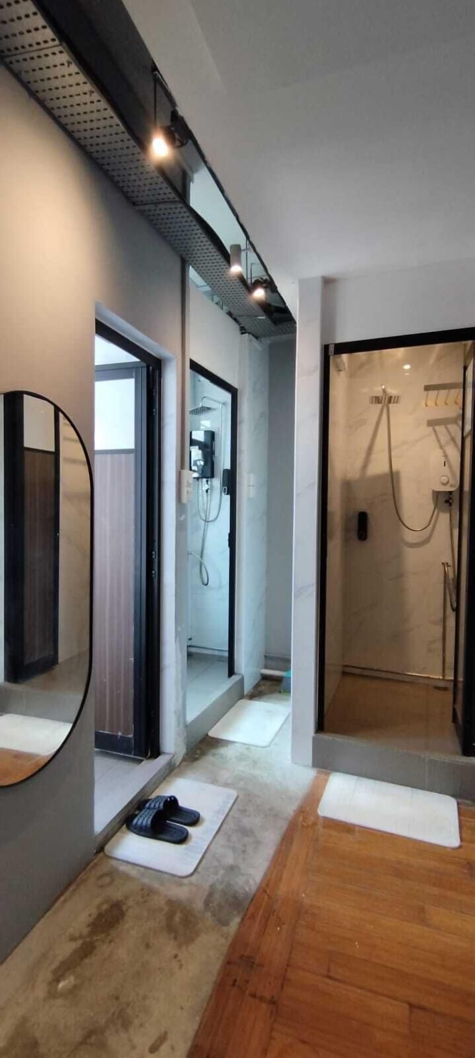 Shower, free toiletries, hair dryer, bidet