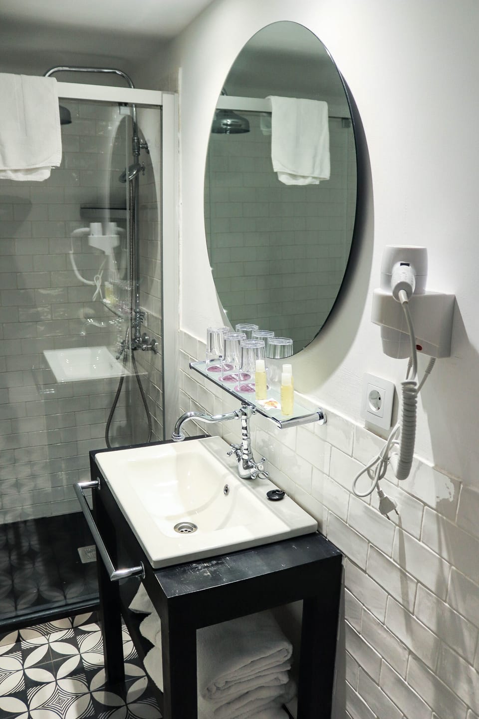 Standard Twin Room, Balcony, Partial Sea View | Bathroom | Shower, free toiletries, hair dryer, towels