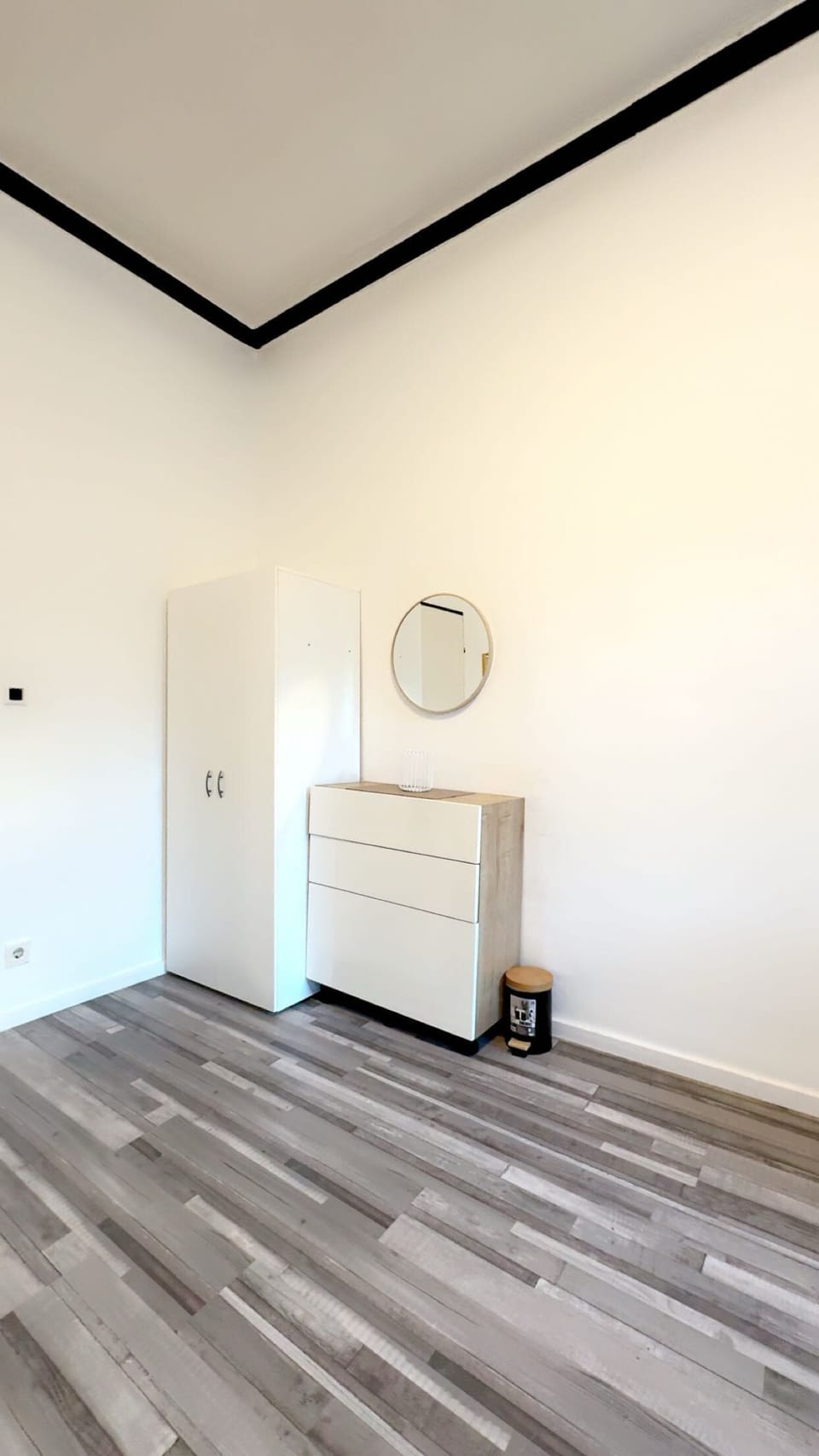 Basic Apartment | Iron/ironing board (on request)