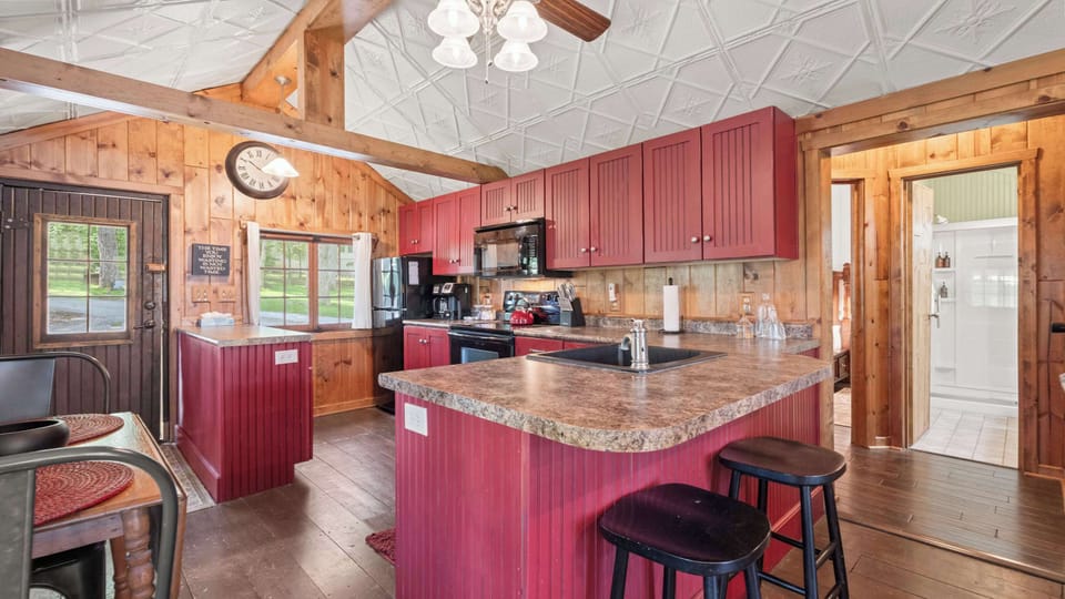 House, Multiple Beds, Patio (Log Cabin Retreat) | Private kitchen