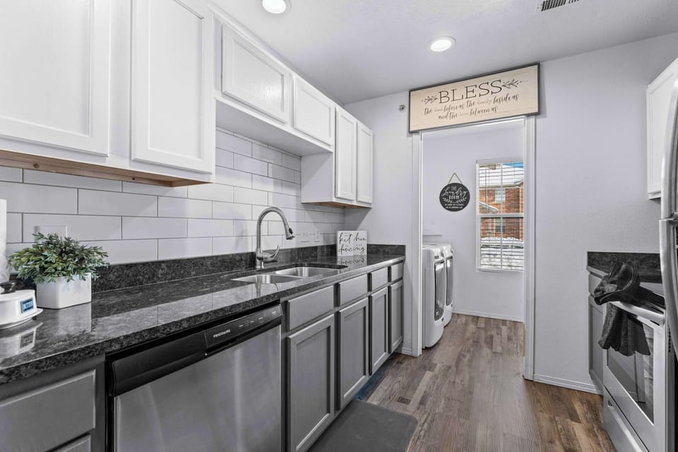 Condo, Multiple Beds, Patio, Garden View (Ashley's Charming Chalet) | Private kitchen