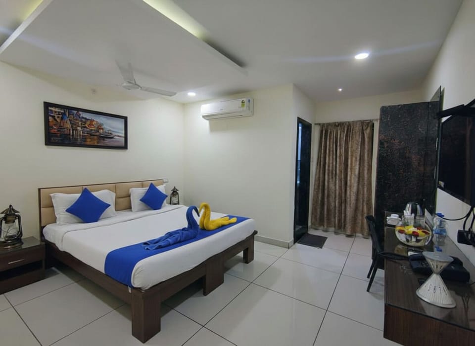 Executive Double Room | Desk, laptop workspace, free WiFi