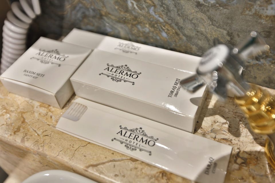 Junior Room, 1 King Bed | Bathroom | Shower, free toiletries, hair dryer, towels
