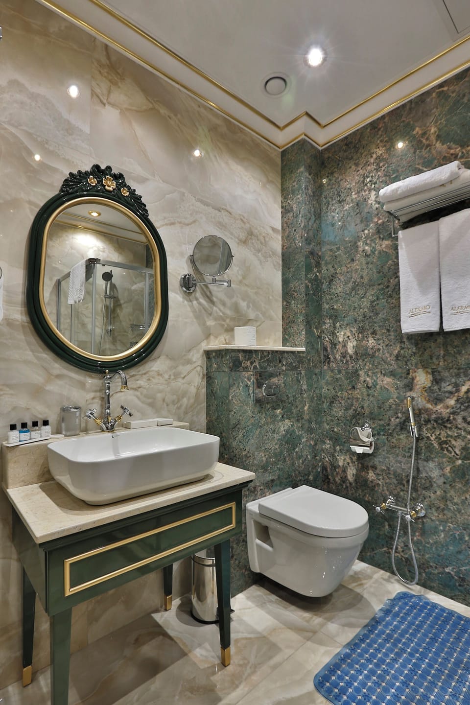 Family Room | Bathroom | Shower, free toiletries, hair dryer, towels