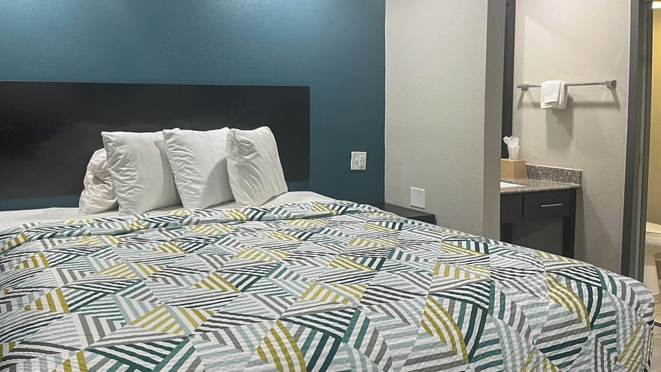 Individually furnished, desk, iron/ironing board, free WiFi