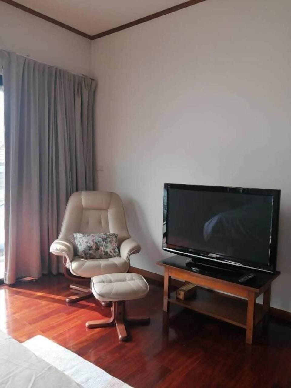 Deluxe Double Room, City View | Living area | 40-inch Smart TV with digital channels