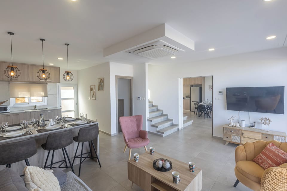 Villa, 4 Bedrooms, Private Pool, City View | Living room