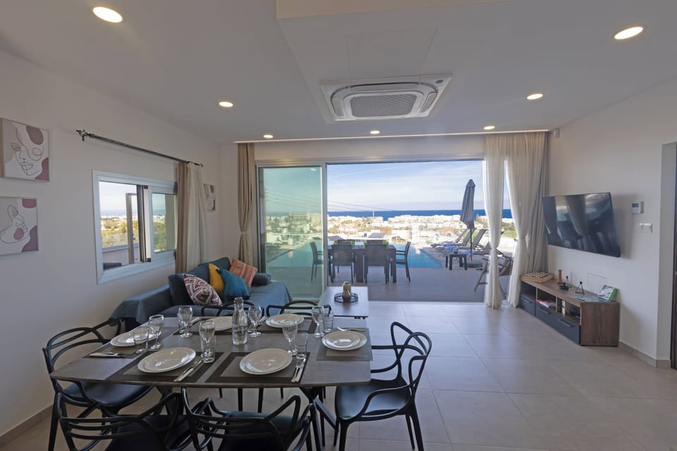 Villa, 4 Bedrooms, Private Pool, City View | Dining room