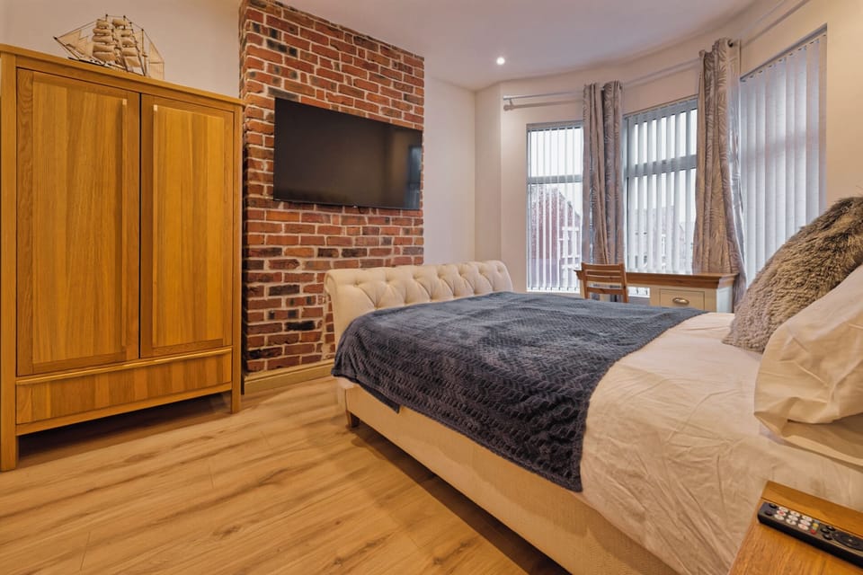 Luxury House, City View | Blackout drapes, iron/ironing board, free WiFi