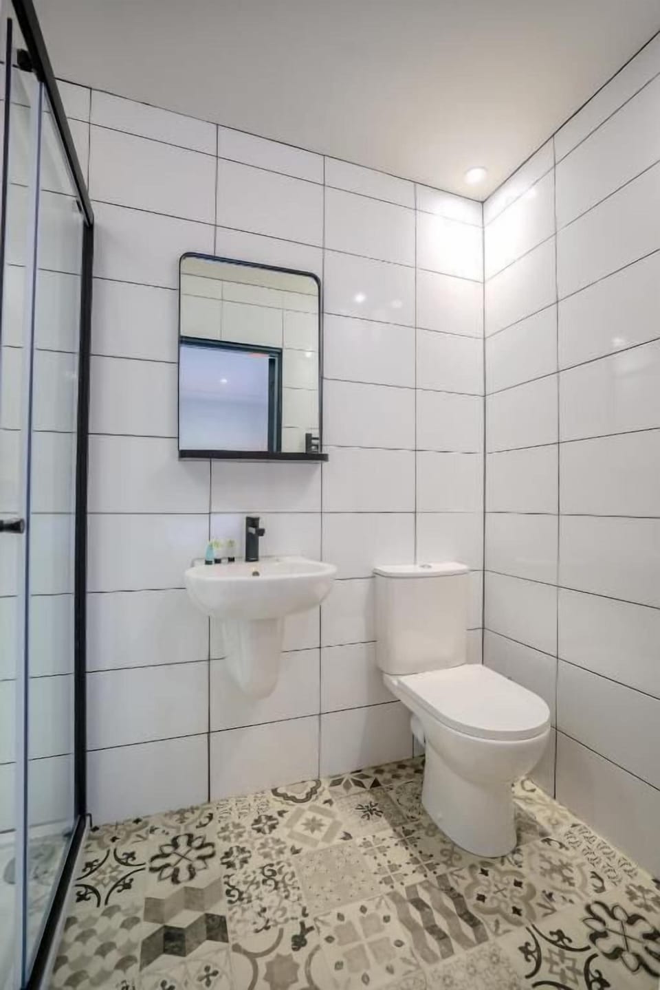 Standard Double Room | Bathroom | Shower, free toiletries, hair dryer, towels