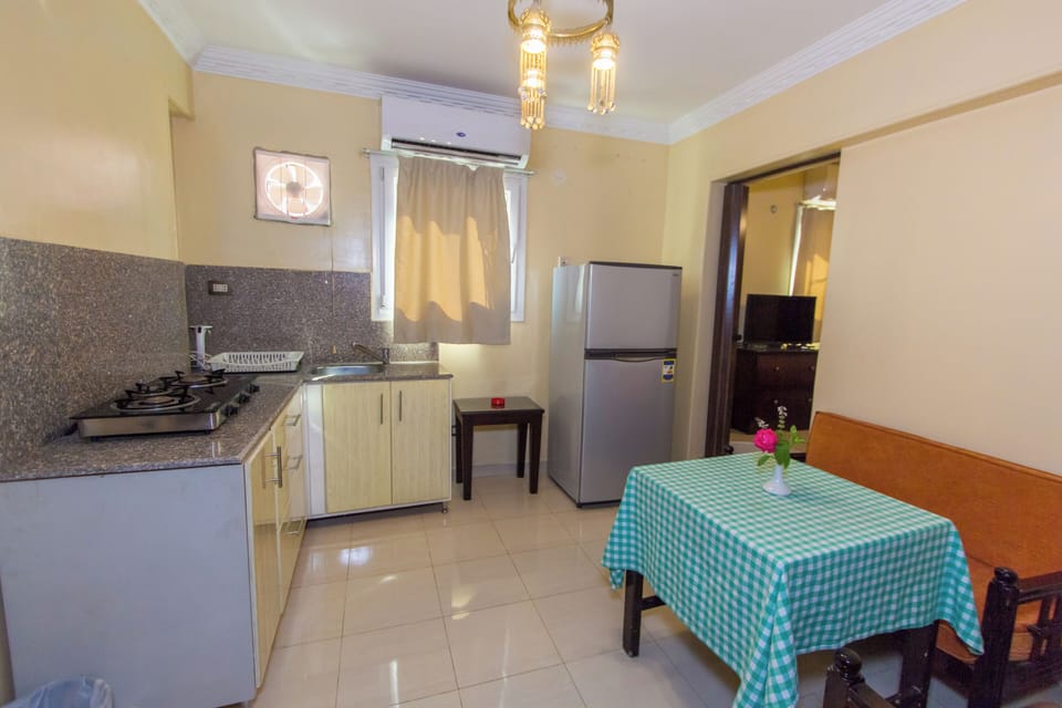 Deluxe Studio, 1 Queen Bed, City View | Living area
