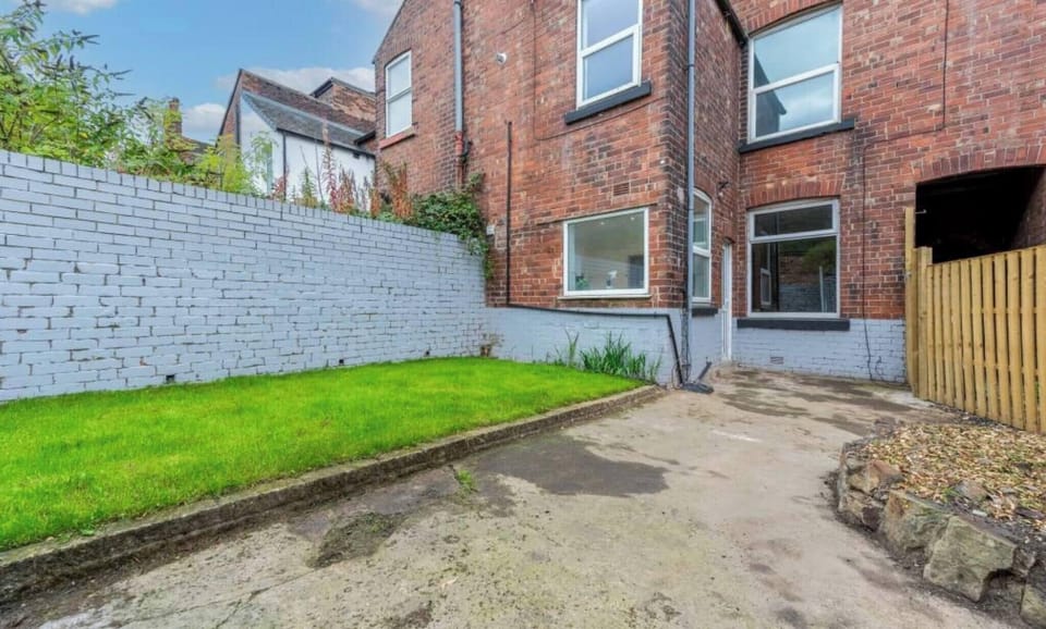 House, 4 Bedrooms | Property grounds