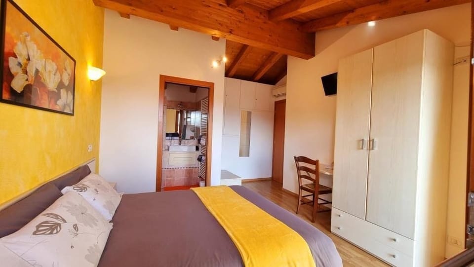 Romantic Double Room, Ensuite | Desk, free WiFi