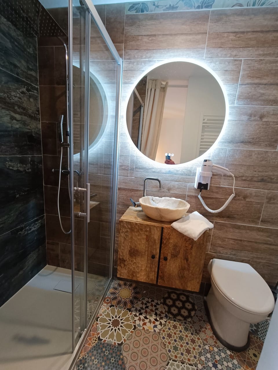 Comfort Double or Twin Room | Bathroom | Shower, rainfall showerhead, towels, soap