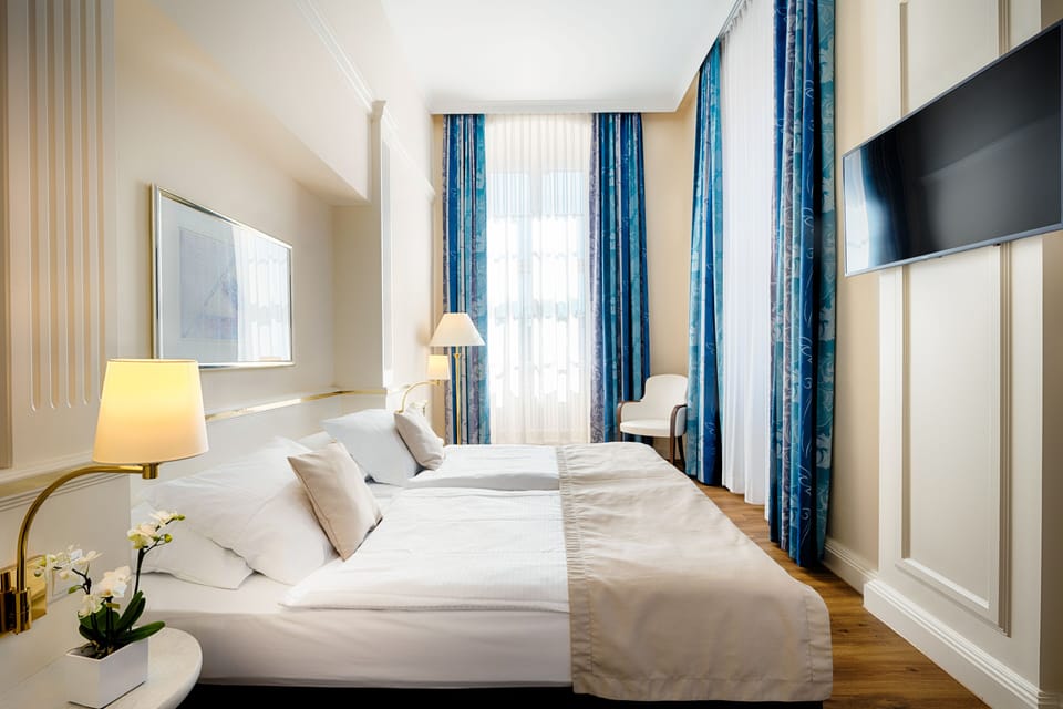 Suite | In-room safe, desk, blackout drapes, iron/ironing board