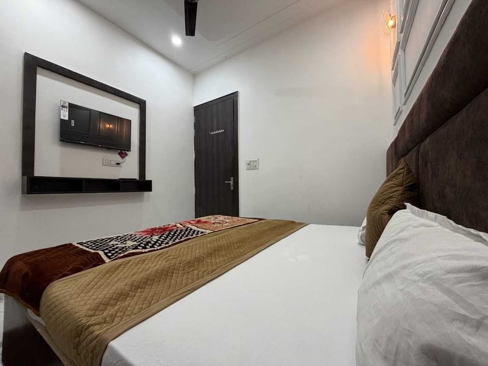 Luxury Double Room, City View | Desk, soundproofing, free WiFi