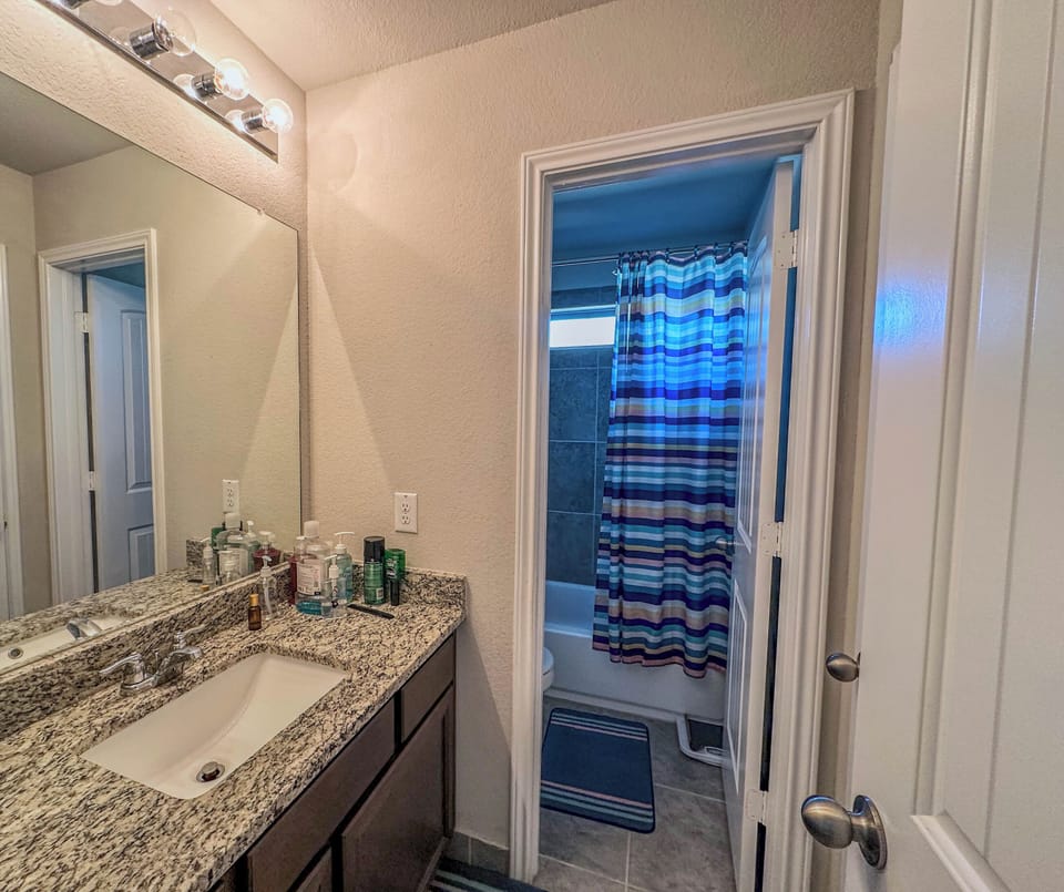 Room | Bathroom | Towels, toilet paper