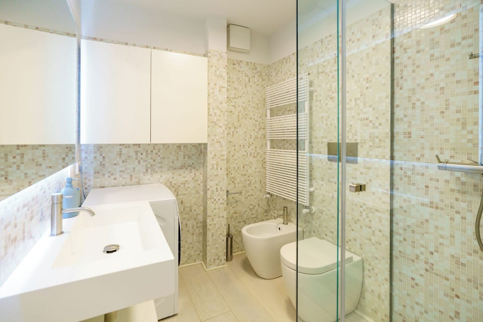 Apartment, 2 Bedrooms | Bathroom | Hair dryer, towels, soap, shampoo