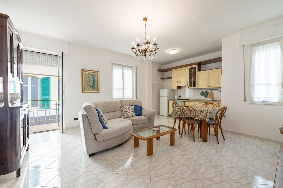 Basic Apartment | Living area | 35-cm TV with digital channels