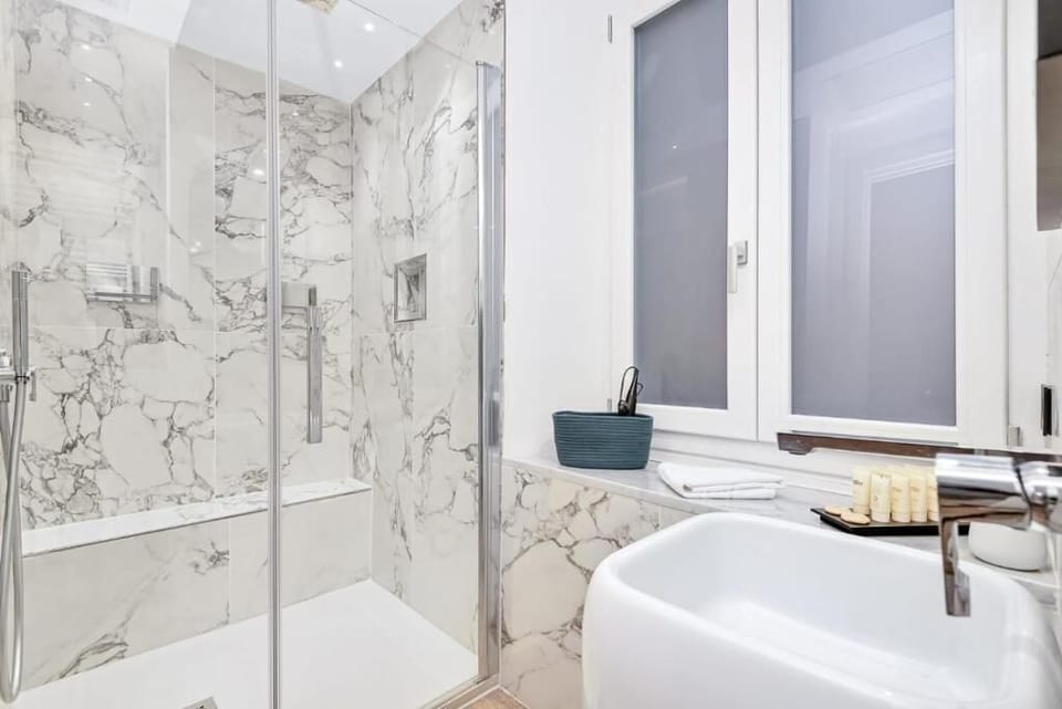 Deluxe Double Room, Balcony, City View | Bathroom