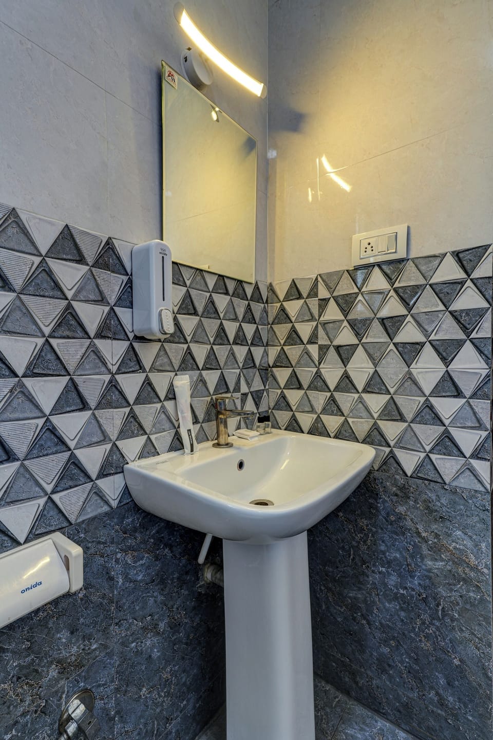 Deluxe Quadruple Room | Bathroom | Shower, towels
