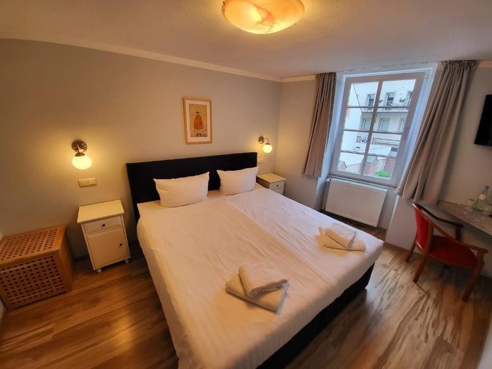 Standard Double Room | Laptop workspace, free WiFi